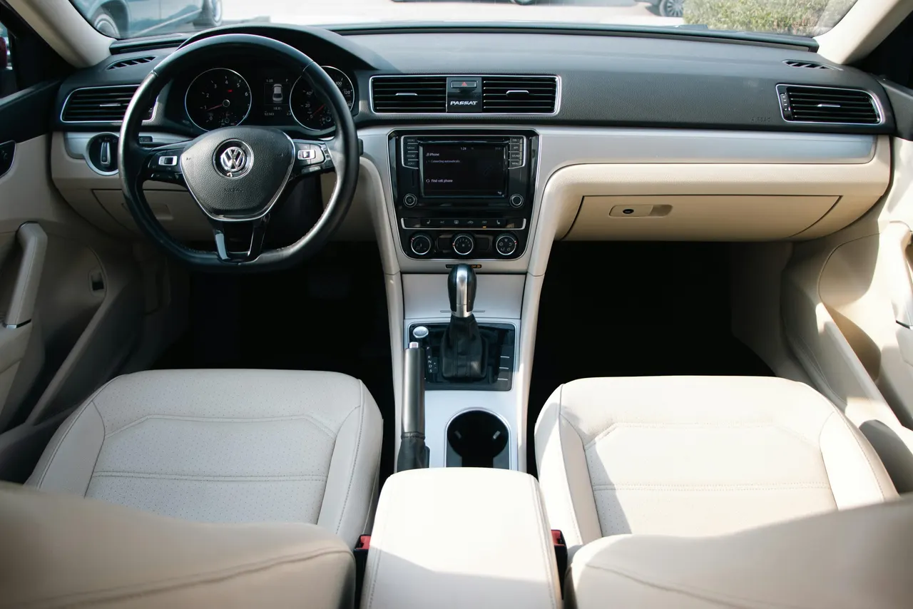 Interior de um Volkswagen Passat com a alavanca seletora P R N D S no console central
